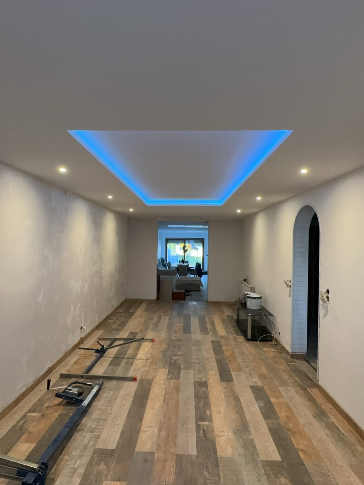 Couloir rénové avec éclairage LED indirect — réalisation Design de l'Artois