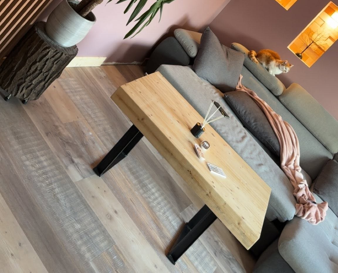 Salon chaleureux avec table en bois et canapé, ambiance cosy